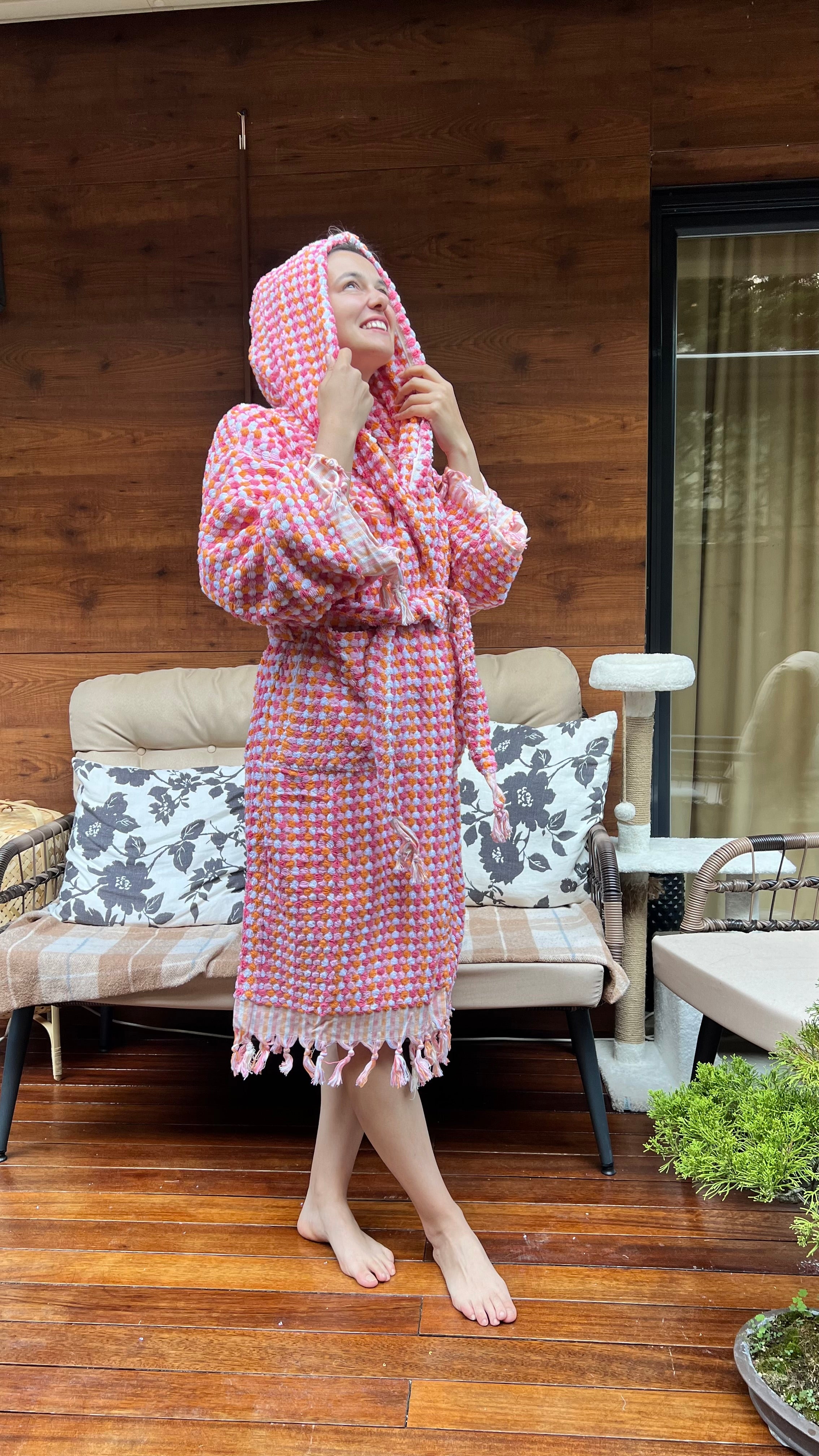🧵 Kapüşonlu El Yapımı Kara Tezgah Bornoz – Püskül Detaylı, Doğal ve Zamansız