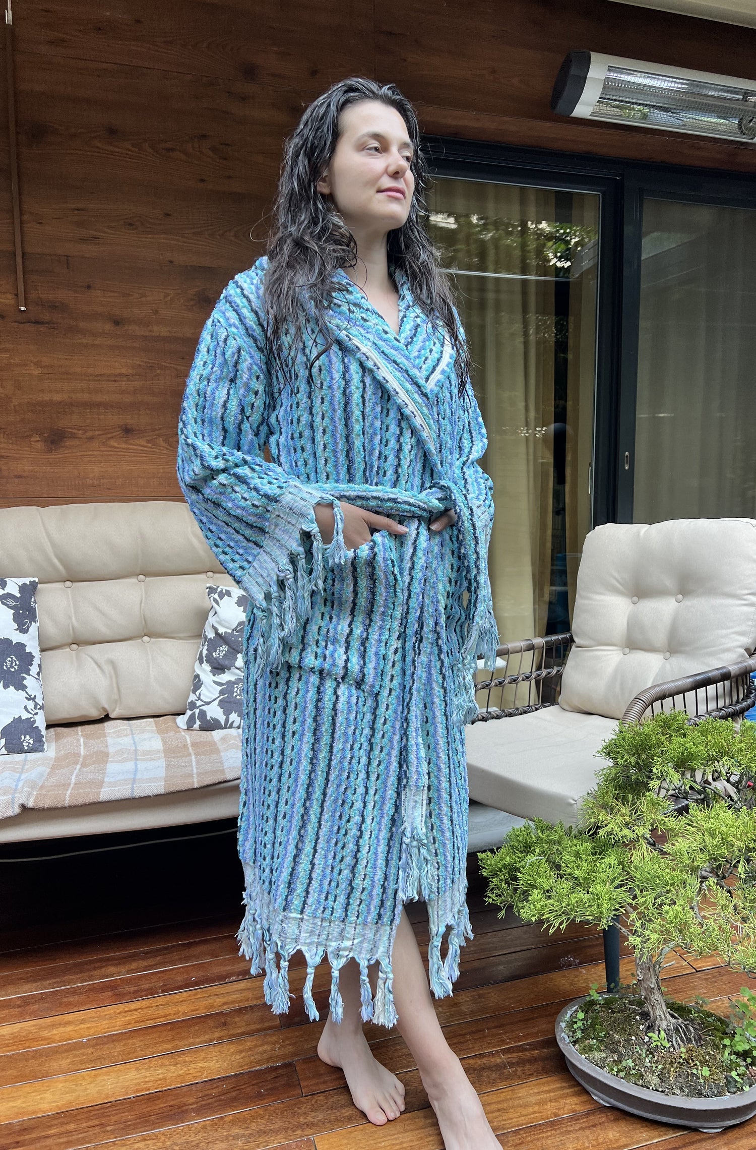 🧵 Kapüşonlu El Yapımı Kara Tezgah Bornoz – Püskül Detaylı, Doğal ve Zamansız