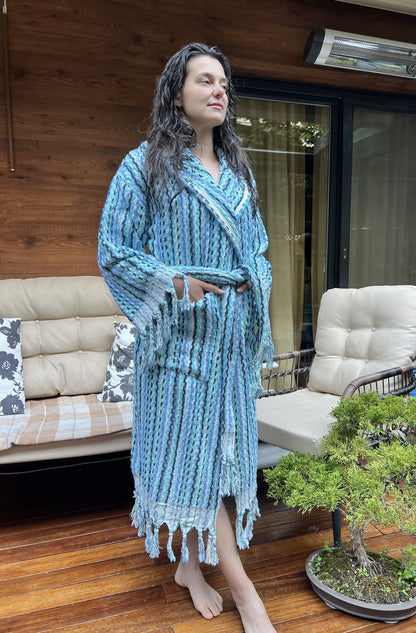 🧵 Kapüşonlu El Yapımı Kara Tezgah Bornoz – Püskül Detaylı, Doğal ve Zamansız