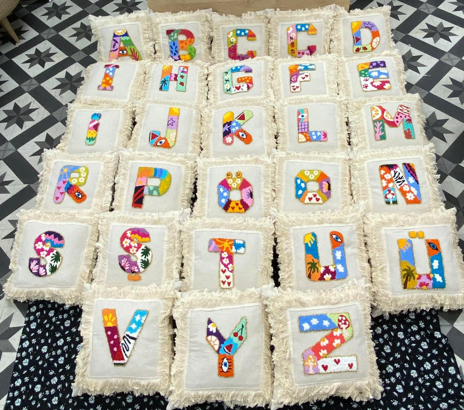 Kişiye Özel Baş Harf Punch İşlemeli Kırlent