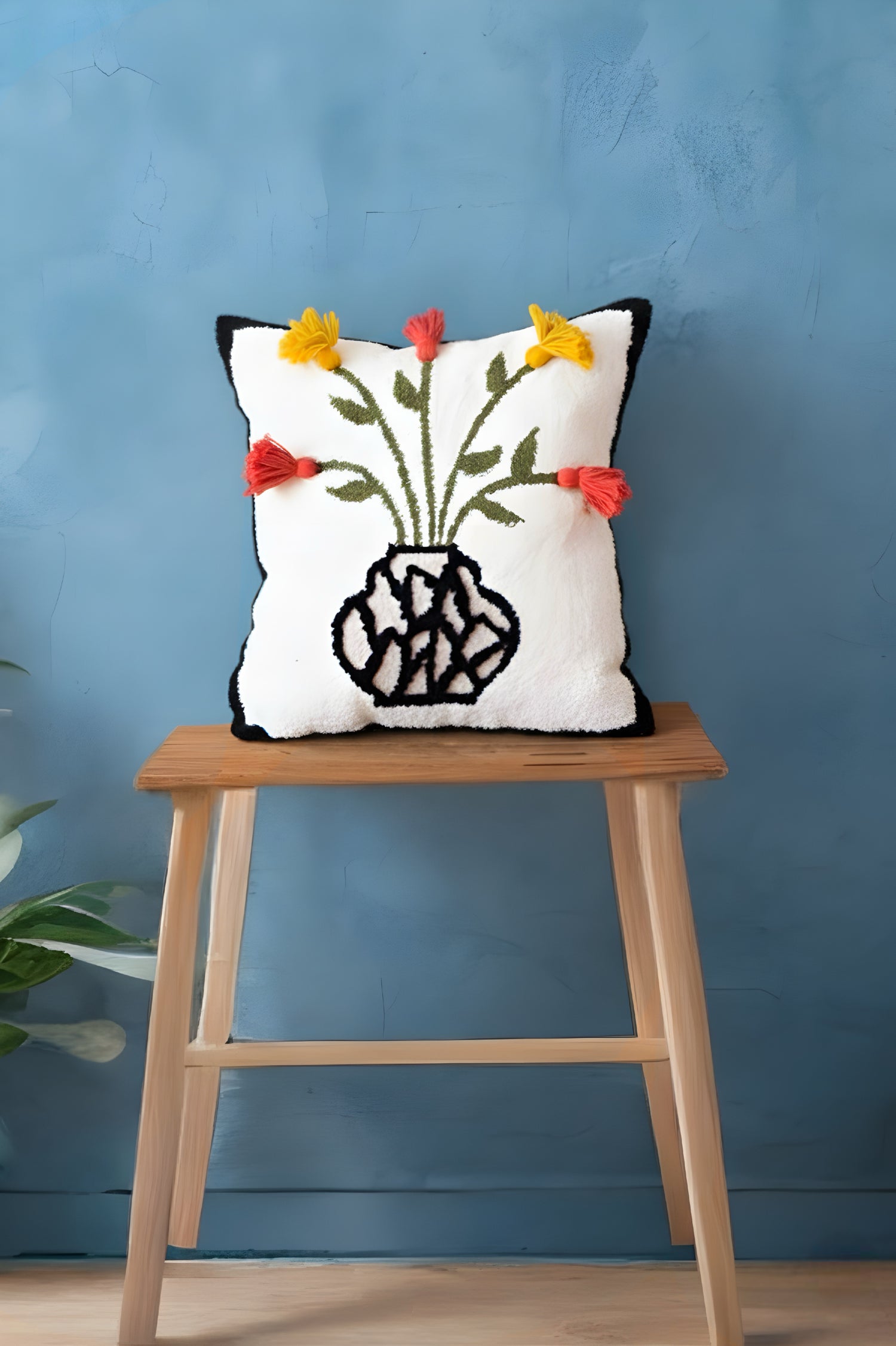 Vazodaki Çiçekler Desenli Punch İşlemeli Kırlent