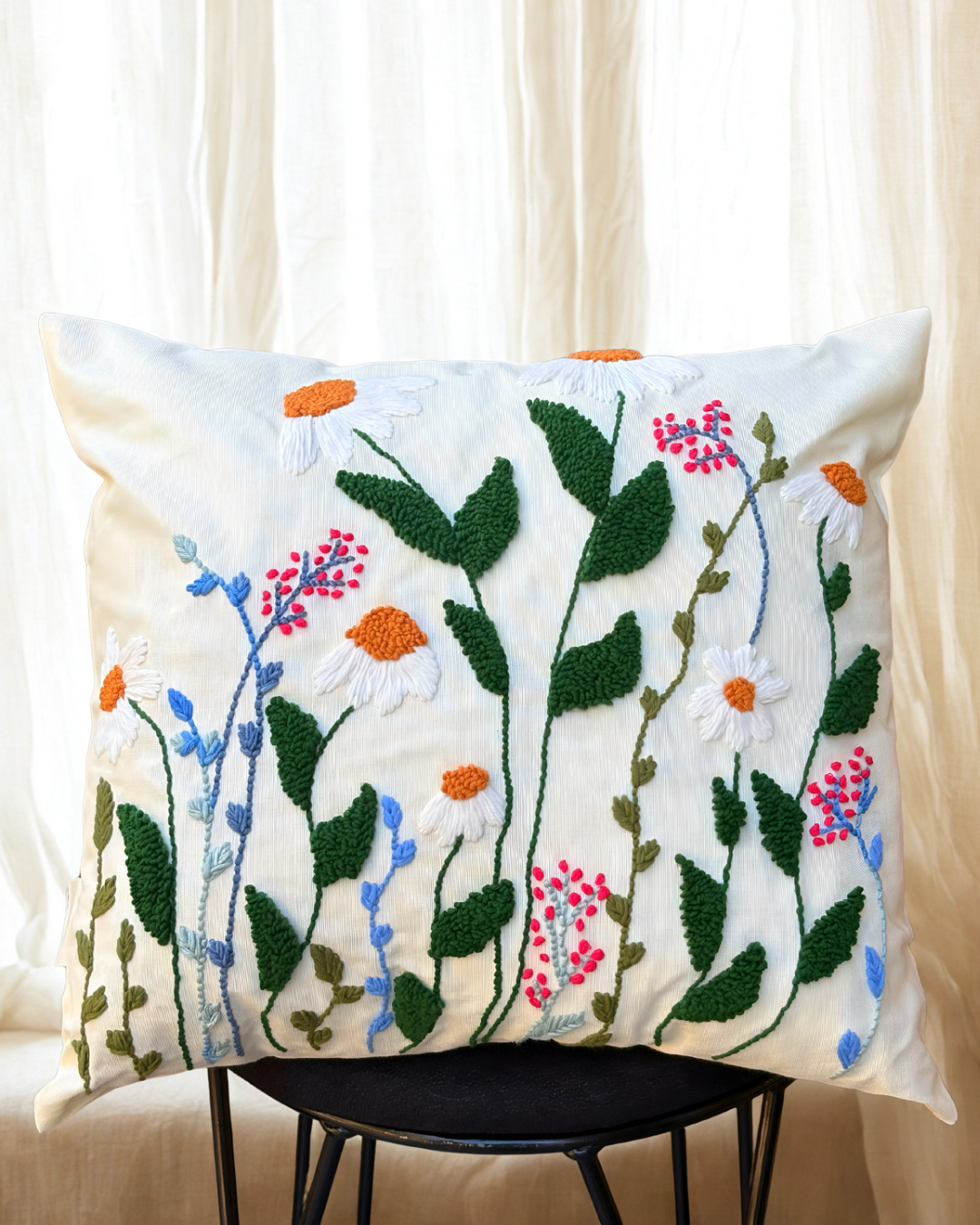 Kır Çiçekleri Desenli Punch İşlemeli Kırlent