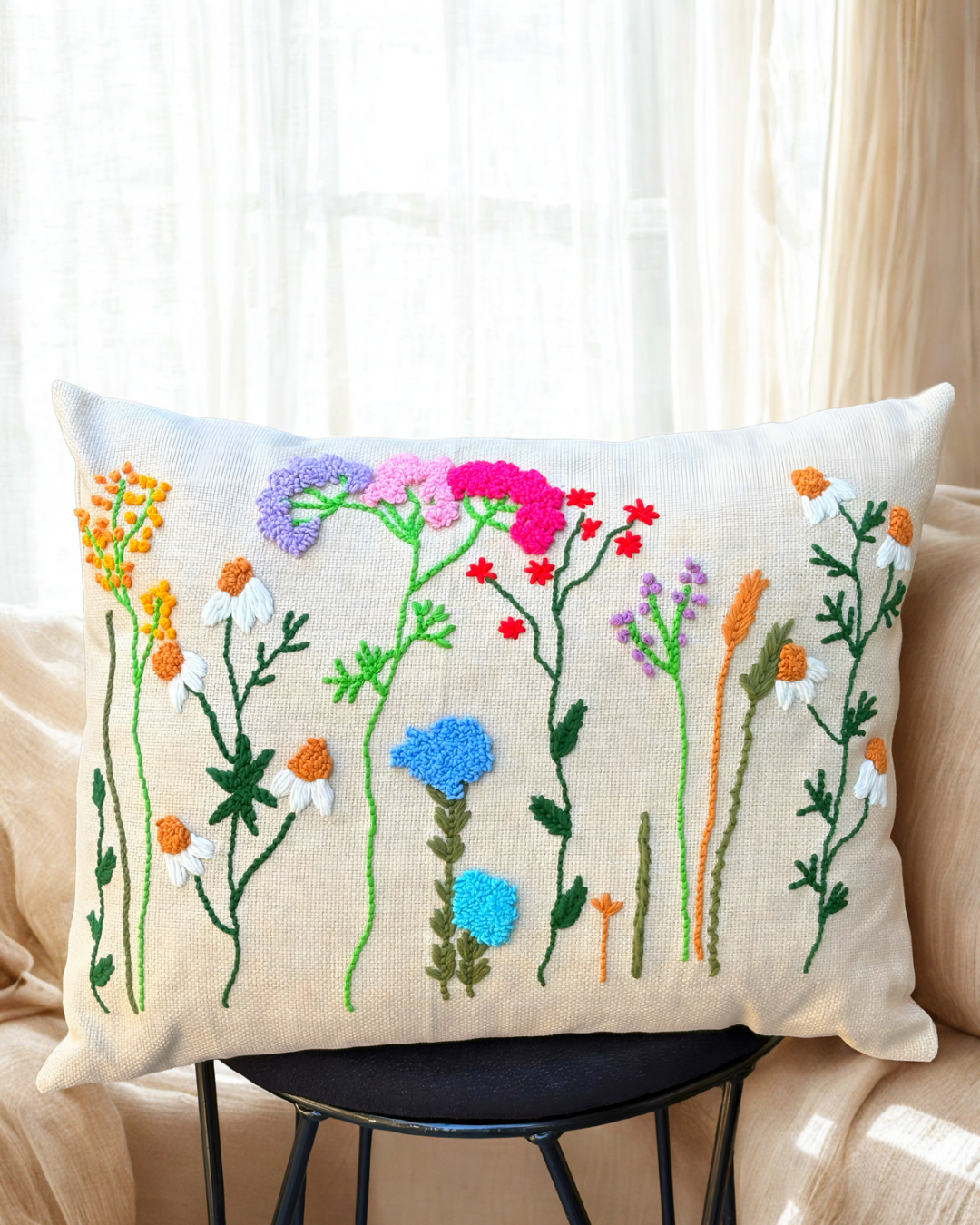 Çayır Çiçekleri Desenli Punch İşlemeli Kırlent