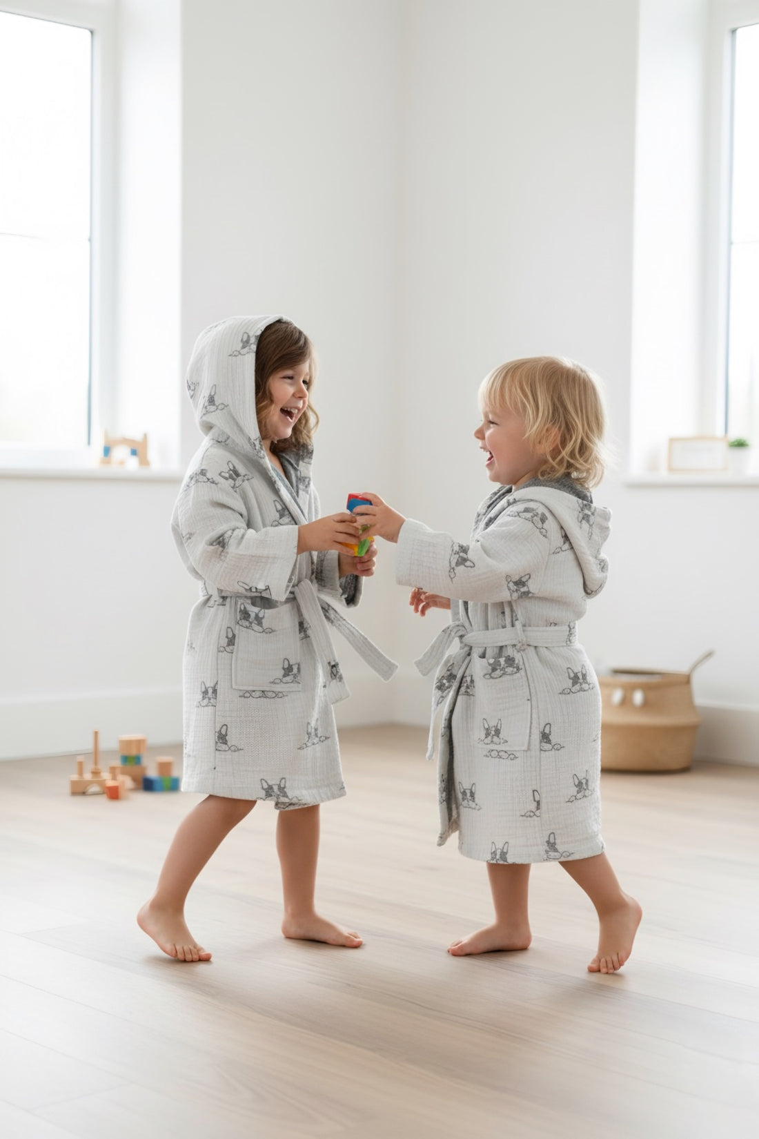 Desenli Müslin Kapüşonlu Çocuk Bornoz