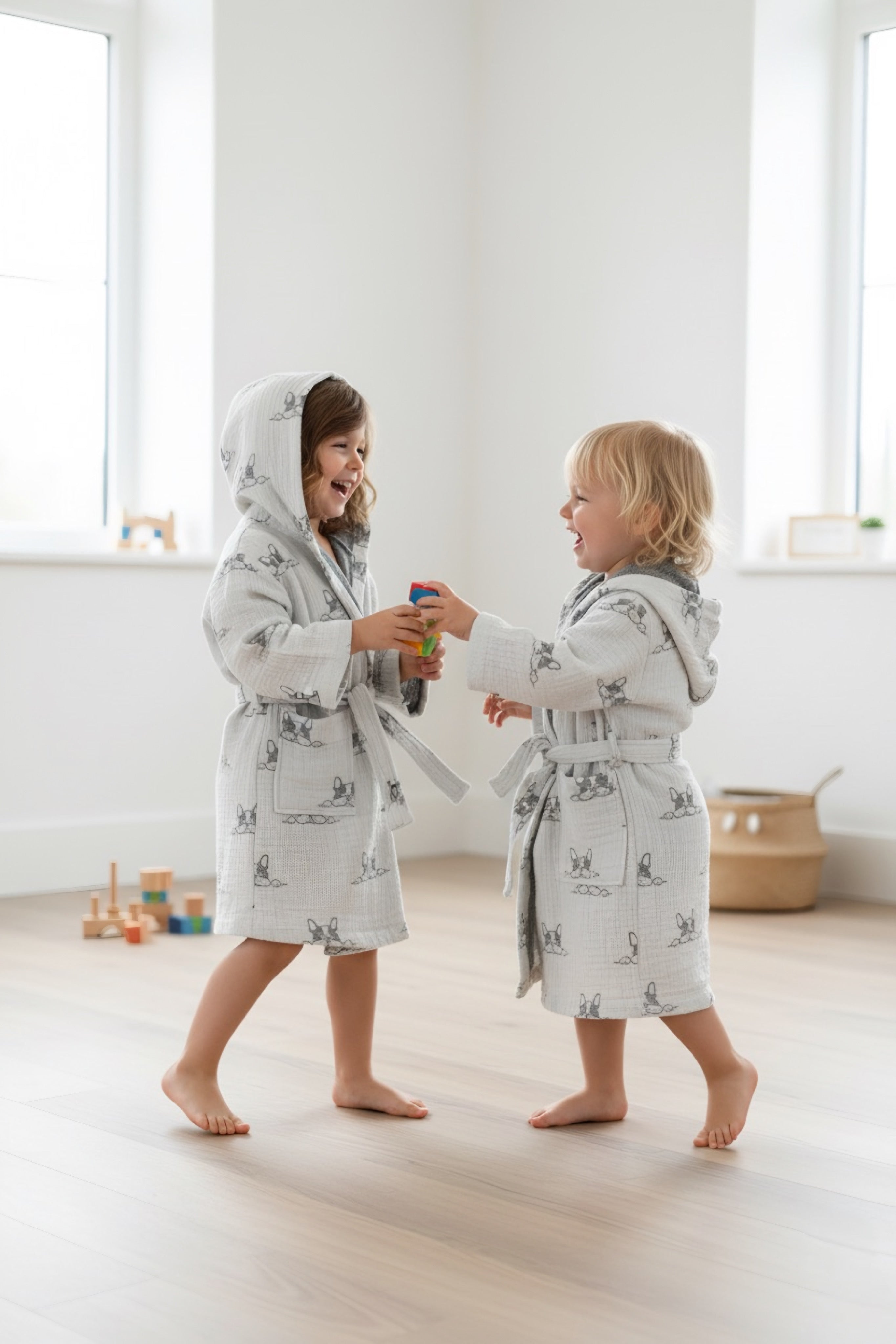 Desenli Müslin Kapüşonlu Çocuk Bornoz