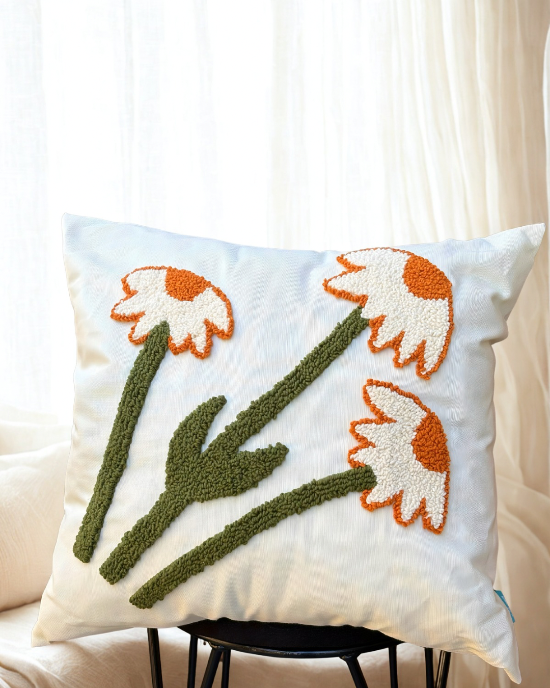 Papatya Desenli Punch İşlemeli Kırlent