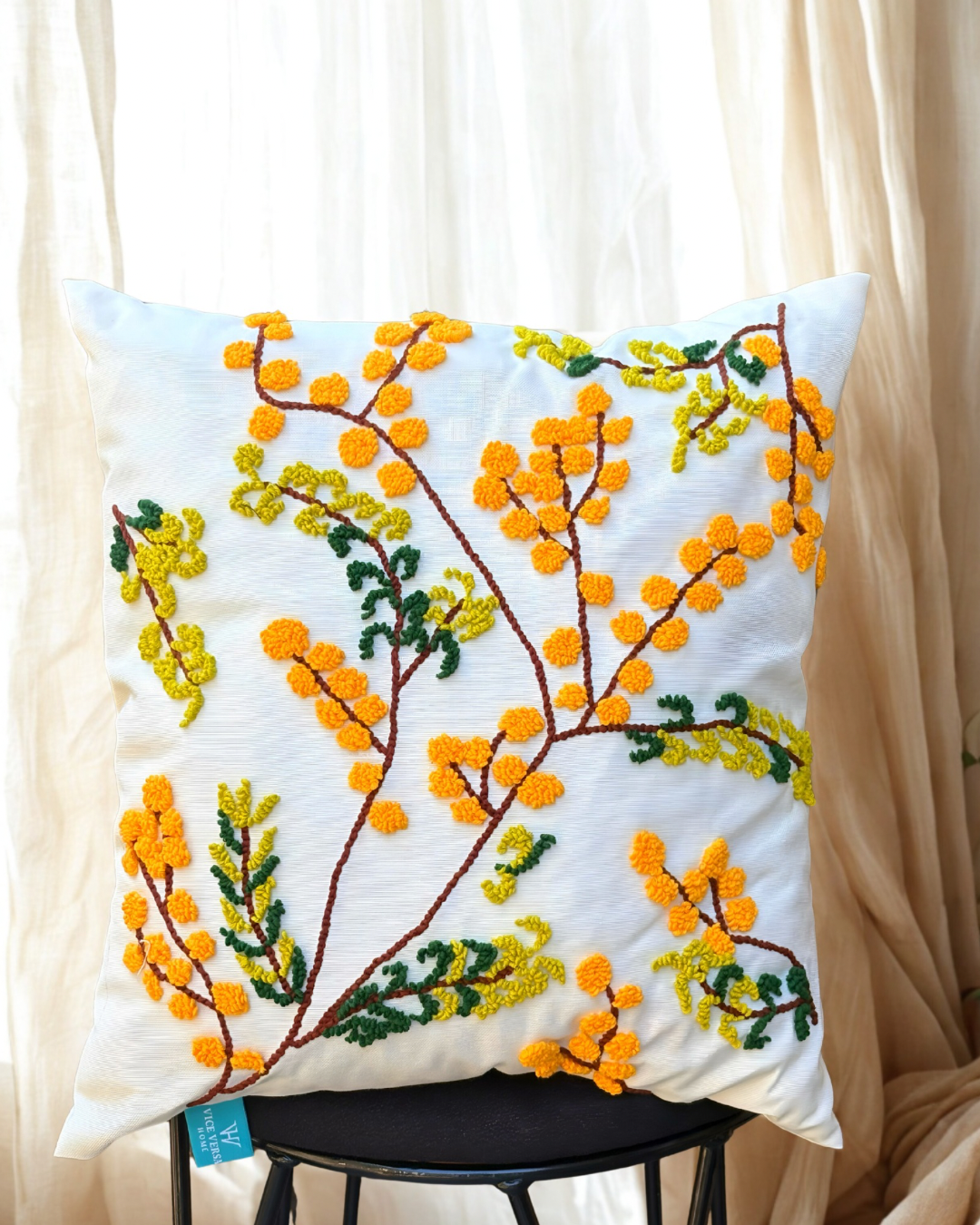 Mimoza Baharı Desenli Punch İşlemeli Kırlent