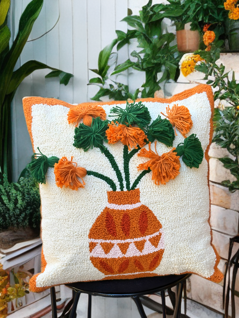 Toprak Vazoda Çiçekler Desenli Punch İşlemeli Kırlent