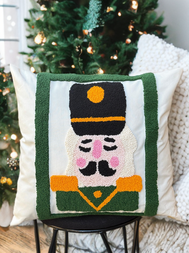 Kurşun Asker Desenli Punch İşlemeli Kırlent