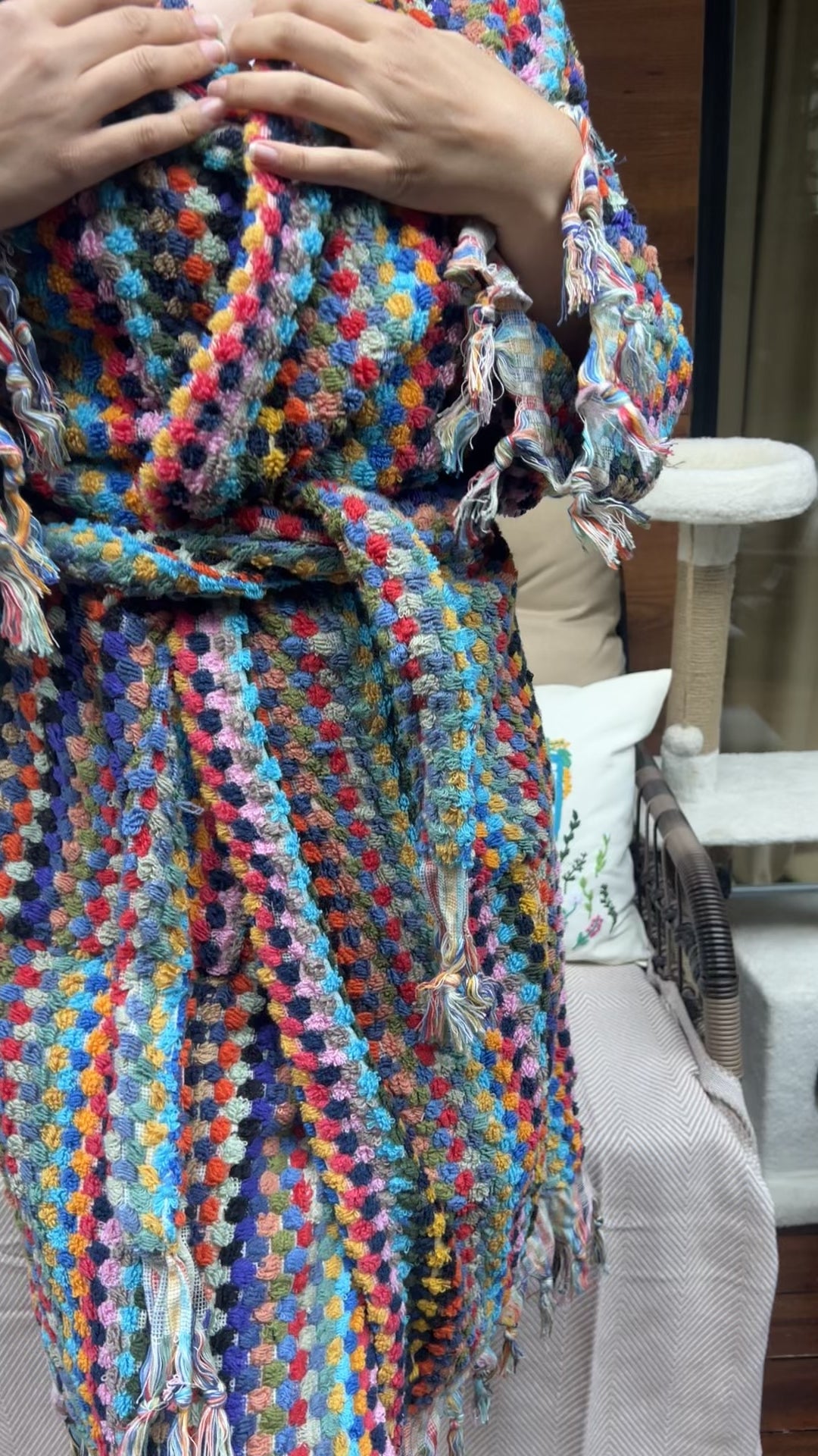 🧵 Kapüşonlu El Yapımı Kara Tezgah Bornoz – Püskül Detaylı, Doğal ve Zamansız